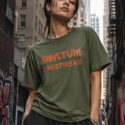 Sanctum Streetwear  T-Shirt Frameless - oliv  Dieses Rundhals T-Shirt überzeugt durch seinen zeitlosen Schnitt und dem hohen Tragekomfort.    Klassischer Rundhalsausschnitt  Single Jersey    Material: 100% Baumwolle  Oberstoff ( 180g/ m²)