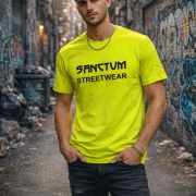 Gelbes T-Shirt mit schwarzem Aufdruck Sanctum Streetwear auf der Brust