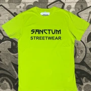 Gelbes T-Shirt mit schwarzem Aufdruck Sanctum Streetwear auf der Brust