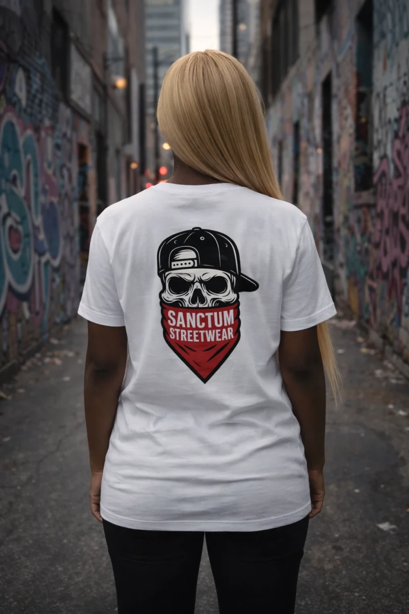 Weißes T-Shirt mit  Sanctum Streetwear Bandana Skull klein auf der Brust und auf dem Rücken in groß