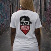 Weißes T-Shirt mit  Sanctum Streetwear Bandana Skull klein auf der Brust und auf dem Rücken in groß