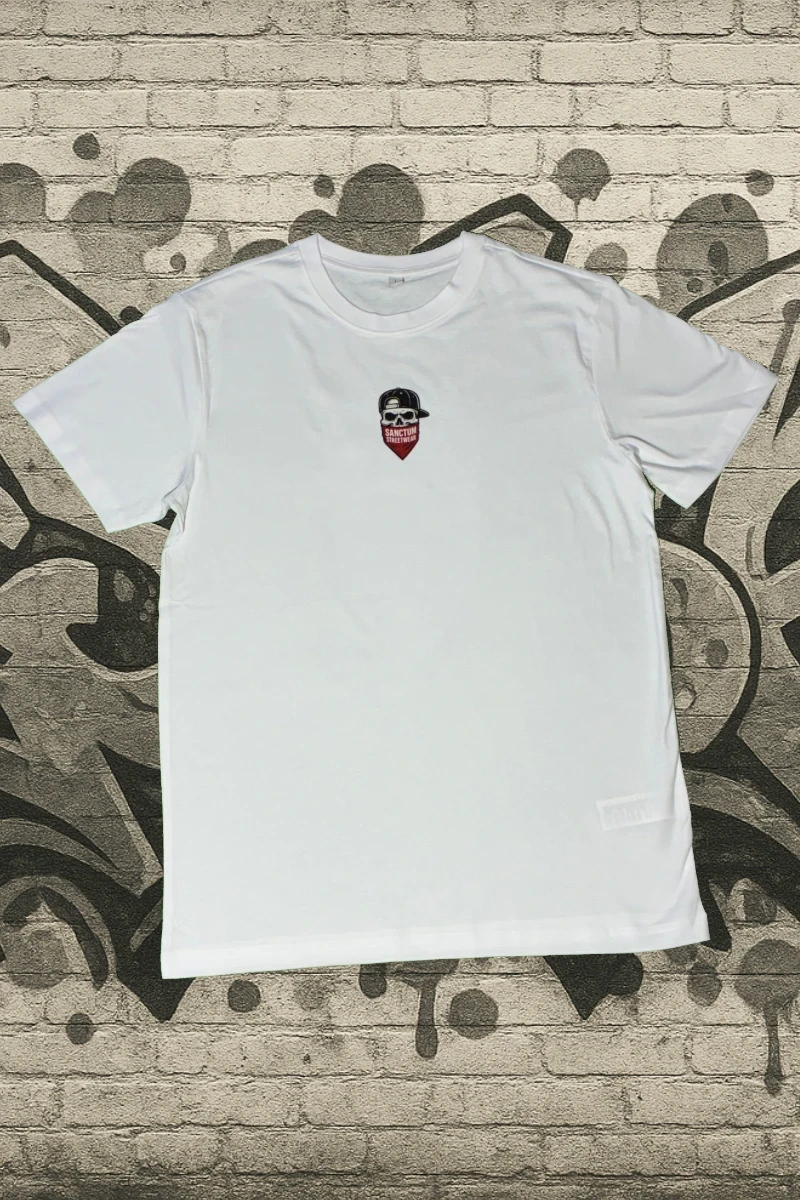 Weißes T-Shirt mit  Sanctum Streetwear Bandana Skull klein auf der Brust und auf dem Rücken in groß