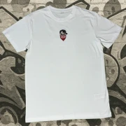 Weißes T-Shirt mit  Sanctum Streetwear Bandana Skull klein auf der Brust und auf dem Rücken in groß