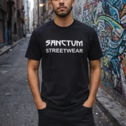 Schwarzes T-Shirt mit weißem Aufdruck Sanctum Streetwear auf der Brust