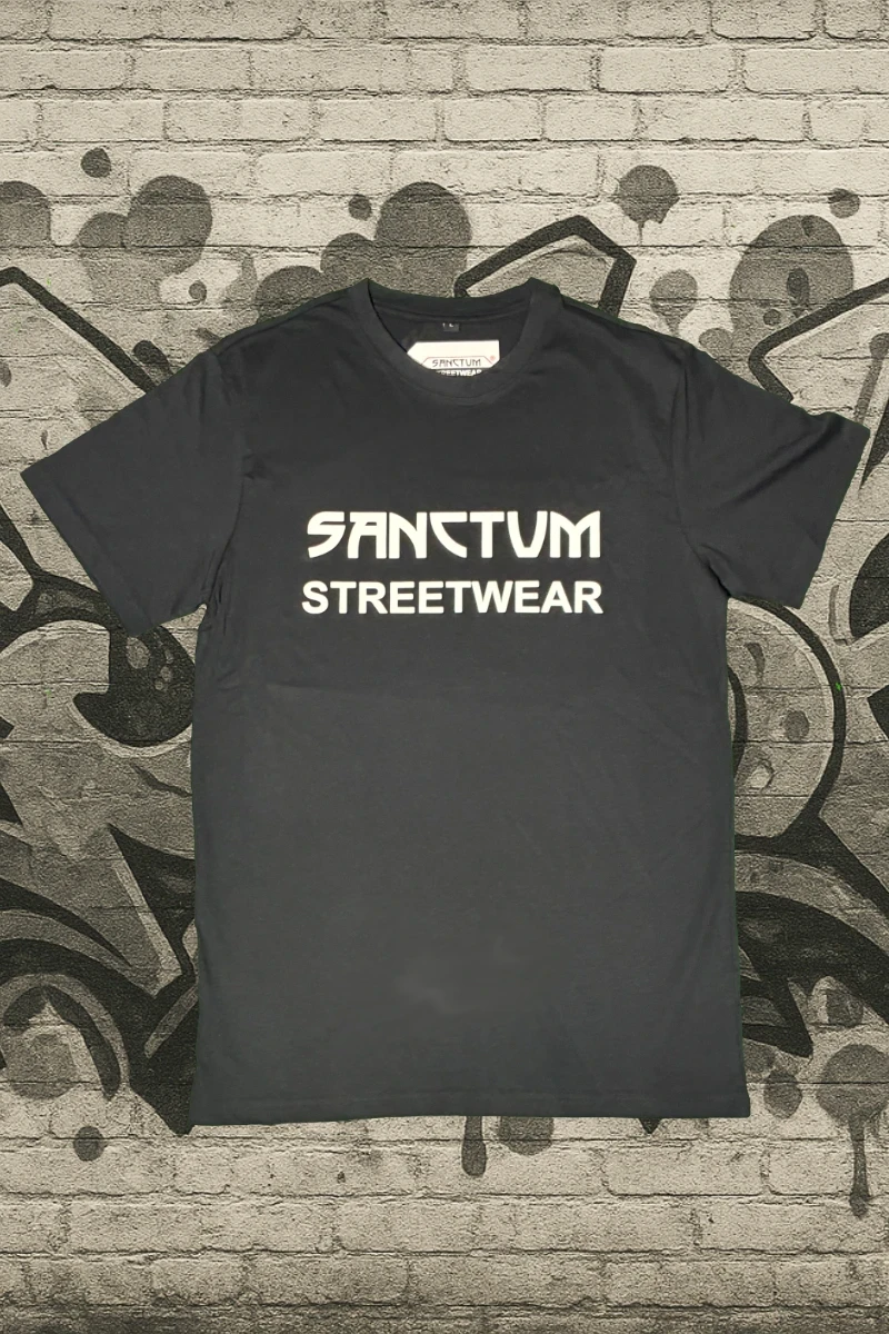 Schwarzes T-Shirt mit weißem Aufdruck Sanctum Streetwear auf der Brust