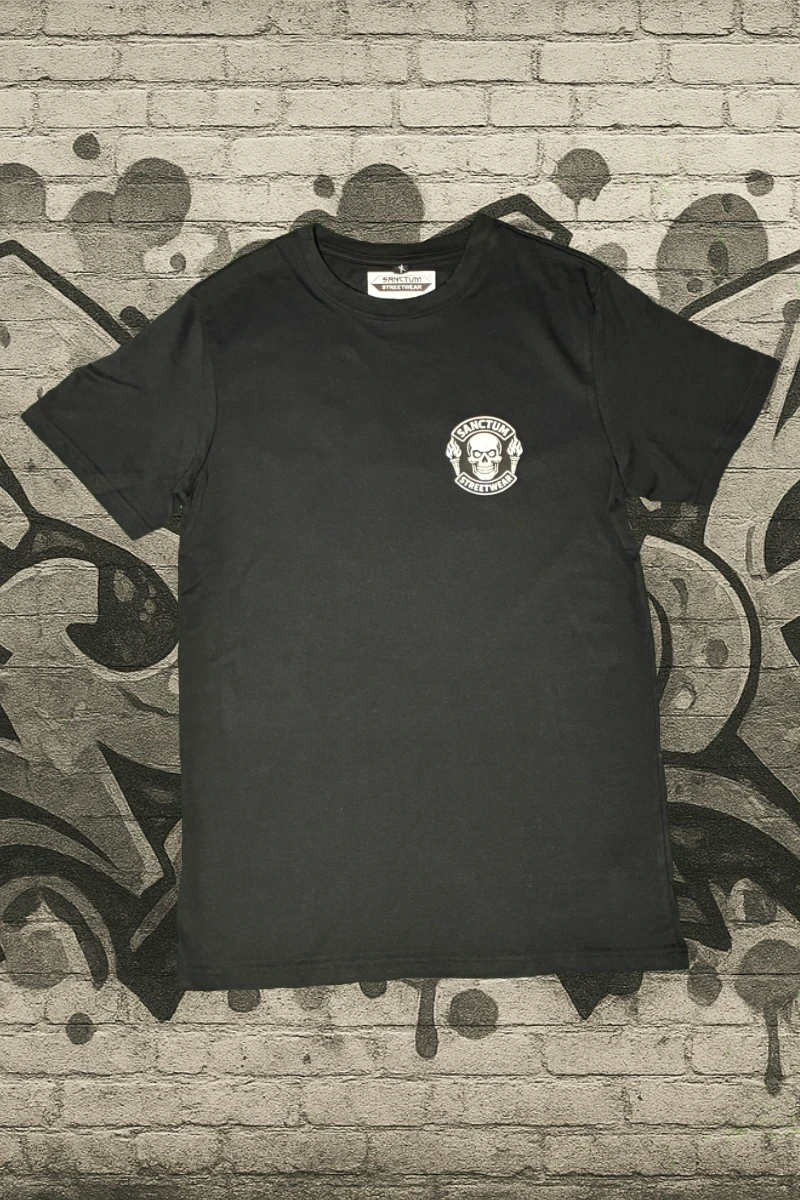 Schwarzes T-Shirt mit  Sanctum Streetwear Skull MC klein auf der Brust und auf dem Rücken in groß