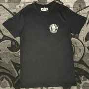 Schwarzes T-Shirt mit  Sanctum Streetwear Skull MC klein auf der Brust und auf dem Rücken in groß