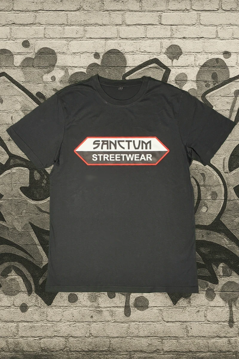 Schwarzes T-Shirt mit  Sanctum Streetwear Logo auf der Brust