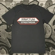 Schwarzes T-Shirt mit  Sanctum Streetwear Logo auf der Brust