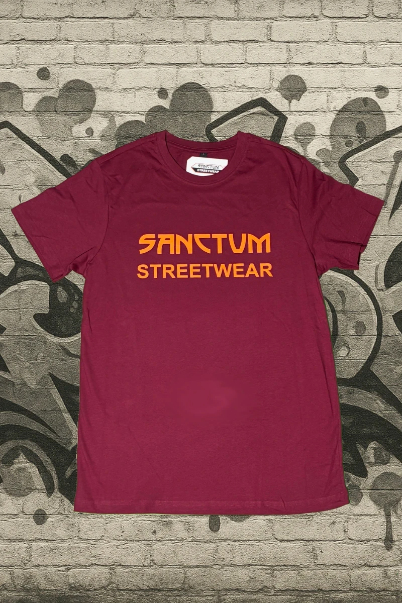 Burgundy farbliches T-Shirt mit orangem Aufdruck Sanctum Streetwear auf der Brust