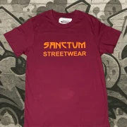 Burgundy farbliches T-Shirt mit orangem Aufdruck Sanctum Streetwear auf der Brust