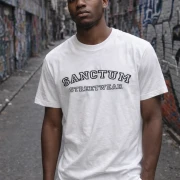 Weißes T-Shirt mit Aufdruck Sanctum Streetwear auf der Brust