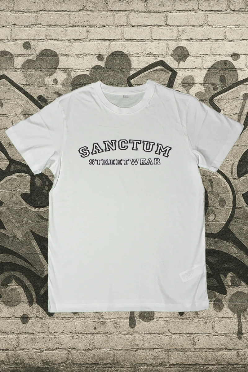 Weißes T-Shirt mit Aufdruck Sanctum Streetwear auf der Brust