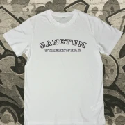 Weißes T-Shirt mit Aufdruck Sanctum Streetwear auf der Brust