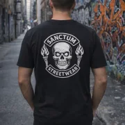 Sanctum Streetwear  T-Shirt Skull MC - black  Dieses Rundhals T-Shirt überzeugt durch seinen zeitlosen Schnitt und dem hohen Tragekomfort.    Klassischer Rundhalsausschnitt  Single Jersey    Material: 100% Baumwolle  Oberstoff ( 180g/ m²)
