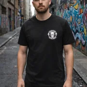 Sanctum Streetwear  T-Shirt Skull MC - black  Dieses Rundhals T-Shirt überzeugt durch seinen zeitlosen Schnitt und dem hohen Tragekomfort.    Klassischer Rundhalsausschnitt  Single Jersey    Material: 100% Baumwolle  Oberstoff ( 180g/ m²)