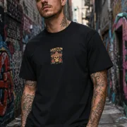 Sanctum Streetwear  T-Shirt Sombrero - black  Dieses Rundhals T-Shirt überzeugt durch seinen zeitlosen Schnitt und dem hohen Tragekomfort.    Klassischer Rundhalsausschnitt  Single Jersey    Material: 100% Baumwolle  Oberstoff ( 180g/ m²)